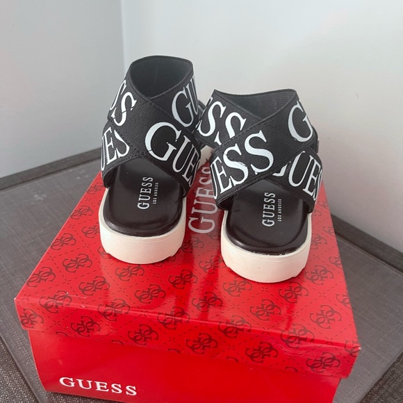 GUESS size 6 BLACK AND WHITE new shoe - Picture 4 of 5